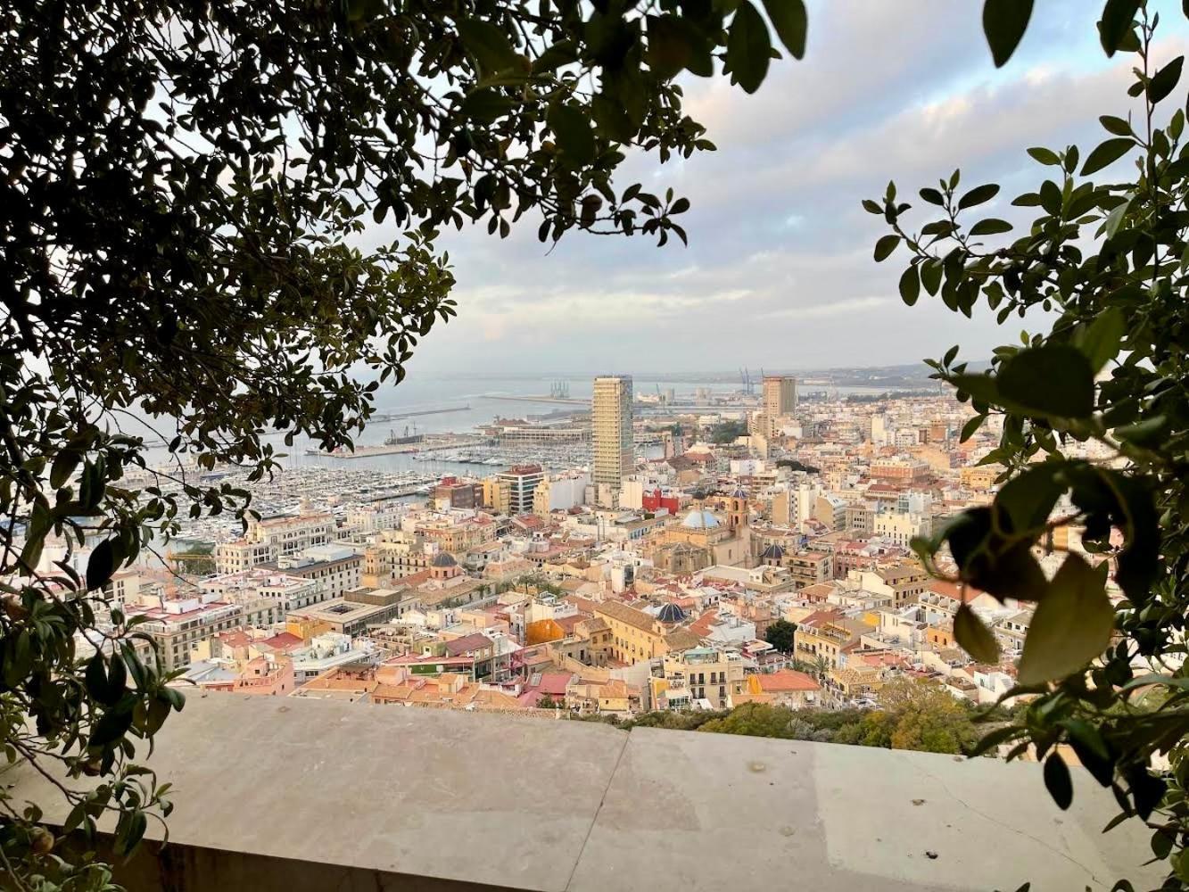 Gran Atico Con Terraza En El Centro De Alicante Exterior photo